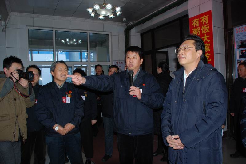 15.張雨浦書(shū)記、閆子忠副市長(zhǎng)等領(lǐng)導(dǎo)觀看公司榮譽(yù)展